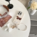 Detalle de funda iPhone crema con bordado de teckel, correa larga y colgante de cachorrito - Albaricoque (Con Cordón y Amuleto) / iPhone 7/8/SE 2020