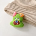 Dettaglio del supporto per telefono in peluche verde con ricami e consistenza morbida - Verde