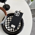 Detalle de funda de cuero negro con adorno de cordero 3D y etiqueta de buena suerte - Negro (Gato Pappa) / iPhone 7/8/SE 2020