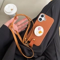 Detail der orangefarbenen Leder-iPhone-Hülle mit Tulpen-Halter und verstellbarem Gurt - Tulpenständer + Umhängeband / Braun / iPhone 14Plus/15Plus