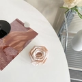 Dettaglio di una rosa in raso champagne con petali in tessuto stratificati eleganti - Base Trasparente-Rosa Beige