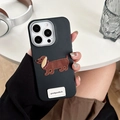 Detalle de funda iPhone de cuero sintético negro con bordado de perro teckel - Negro (Sin Amuleto) / iPhone 7/8/SE 2020