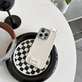 Detalle de funda de cuero crema con figura de gato 3D y parche bordado goodluck - Blanco Crema (Gato Pappa) / iPhone 7/8/SE 2020