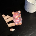 Dettaglio macro del supporto Griptok a forma di orso rosa laser con finitura olografica lucida - Rosa Splendente