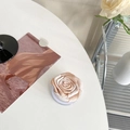 Dettaglio macro di una rosa in tessuto di raso champagne su supporto per telefono - Magnetico-Rosa Beige