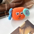 Détail de l'étui à écouteurs en peluche orange avec oreilles bleues et broderies - Clip Arrière-Chien Peluche Mignon Laid-Orange (Étui d'Écouteurs en Peluche)