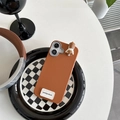 Detalle de funda de cuero marrón con figura de corgi y etiqueta de buena suerte - Marrón (Corgi) / iPhone 7/8/SE 2020