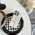 Dettaglio custodia iPhone in pelle crema con cinturino a cuore e porta carte - Bianco Sporco / iPhone 7/8/SE 2020