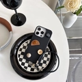 Detalle de funda de cuero negro para iPhone con botones y correa de mano tejida - Negro / iPhone 14Plus/15Plus
