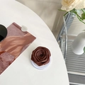 Dettaglio del supporto per telefono a rosa in tessuto marrone vintage su tavolo bianco - Magnetico-Rosa Caffè