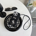 Detalle de funda iPhone acolchada negra con correa bandolera y emblema de tulipán - Negro / iPhone XR