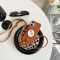 Braune Lederhülle mit Tulpen-Halter und Umhängeband auf Schachbrett-Tablett - Tulpenständer + Lange & Kurze Kordel / Braun / iPhone 14Plus/15Plus