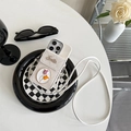 Detalle de funda iPhone crema con billetera acolchada, insignia de tulipán y brillo Smile - Blanco Roto / iPhone XR