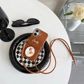 Funda bandolera de cuero marrón con ranura para tarjetas acolchada y detalle de tulipán - Marrón / iPhone XR