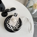 Detalle de funda blanca para iPhone con monedero de oso 3D y cordón de bandolera - Blanco Roto / iPhone 7/8/SE 2020