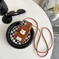 Funda iPhone de cuero marrón con tarjetero de oso y correa cruzada en bandeja ajedrez - Marrón / iPhone 7/8/SE 2020