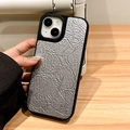Silberne Handyhülle mit Faltenstruktur und schwarzem Rand für iPhone in der Handnahaufnahme - Silber / iPhone 11