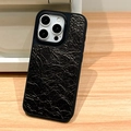 Detail der schwarzen Handyhülle aus Leder mit Faltenstruktur und präzisen Ausschnitten - Schwarz / iPhone 11