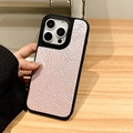 Detailsicht der iPhone Lederhülle mit rosa Plissee-Struktur und schwarzem Schutzrahmen - Rosa / iPhone 11