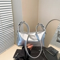 Borsa a spalla rettangolare argento metallizzato con tracolla regolabile e cerniera - Argento