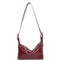 Borsa sottobraccio rosso scuro lucido con tracolla regolabile e design moderno ed elegante - Rosso