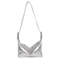 Borsa sottospalla a mezzaluna argento metallizzato con tracolla regolabile su sfondo bianco - Argento