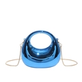 Bolso de media luna azul eléctrico brillante con acabado espejo y cadena dorada - Azul