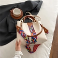 Borsa a tracolla crema con cinturino etnico colorato e manico in pelle marrone - Bianco