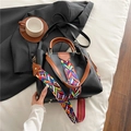 Borsa tote nera e marrone con tracolla intrecciata a motivi etnici geometrici colorati - Nero