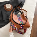 Borsa a trapezio in pelle marrone con tracolla intrecciata e manici tondi neri - Marrone
