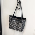 Grote shopper met zwart-wit geometrisch borduurwerk en Creative Cat-label - Tote Bag Stijl (Zonder Hanger) / Zwart (Zonder Hanger)