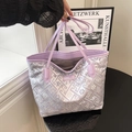Lichtpaarse draagtas met geometrisch borduursel en Creative Cut label aan de voorzijde - Tote Bag Stijl (Zonder Hanger) / Lichtpaars (Zonder Hanger)