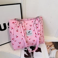 Pinkfarbene Tote Bag mit Kirschmuster, stylischer Kette und viel Stauraum für den Alltag - Rosa
