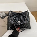 Schwarze gesteppte Tote Bag mit funkelndem Diamantstern und eleganter Ketten-Schulterkette - Schwarz