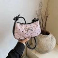 Sac sous le bras croissant rose avec motifs de cœurs noirs et nœud en métal argenté - Cœur Rose sans Charme