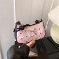 Sac bandoulière rose plissé avec imprimés nœuds noirs et décor en métal - Nœud Rose sans Charme