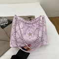Fliederfarbene Stepptasche mit Sternanhängern aus Strass und silberner Kette - Lila