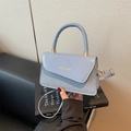 Modieuze lichtblauwe vierkante crossbodytas met geweven textuur en elegant handvat - Blauw