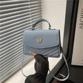 Borsa a tracolla azzurra minimalista con chiusura a farfalla dorata e cuciture a V - Blu