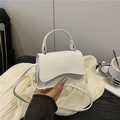 Mini borsa quadrata in pelle verniciata bianca lucida con patta a onde e tracolla - Bianco