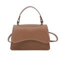 Mini borsa a mano in vernice marrone con patta a onde e tracolla sottile - Cachi