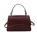 Elegante borsa a mano in pelle verniciata bordeaux con finitura lucida e tracolla - Rosso