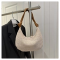 Dettaglio della borsa beige all'uncinetto con trama tessuta e nodi in pelle marrone - Marrone
