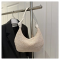 Dettaglio borsa hobo intrecciata crema con trama a uncinetto e tracolla in pelle - Bianco