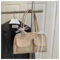 Vue détaillée du sac beige avec poches à rabat et nœuds décoratifs en dentelle blanche - Kaki