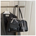 Détail d'un sac à main en cuir noir avec des nœuds en dentelle blanche et des poches - Noir