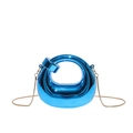 Mini bolso de luna azul metálico con acabado de espejo y cadena de oro - Azul