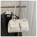 Détail d'un sac à bandoulière crème avec poches avant et nœuds en dentelle décoratifs - Blanc