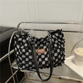 Bolso tote vaquero a cuadros blancos y negros con asas de cuero y detalle de cadena - Negro