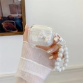 Detail der transparenten AirPods-Hülle mit irisierender Schleife und Perlenarmband - Magische Weiße Schleife Stern (Mit Perlenarmband) / Für Airpods Gen 1/2